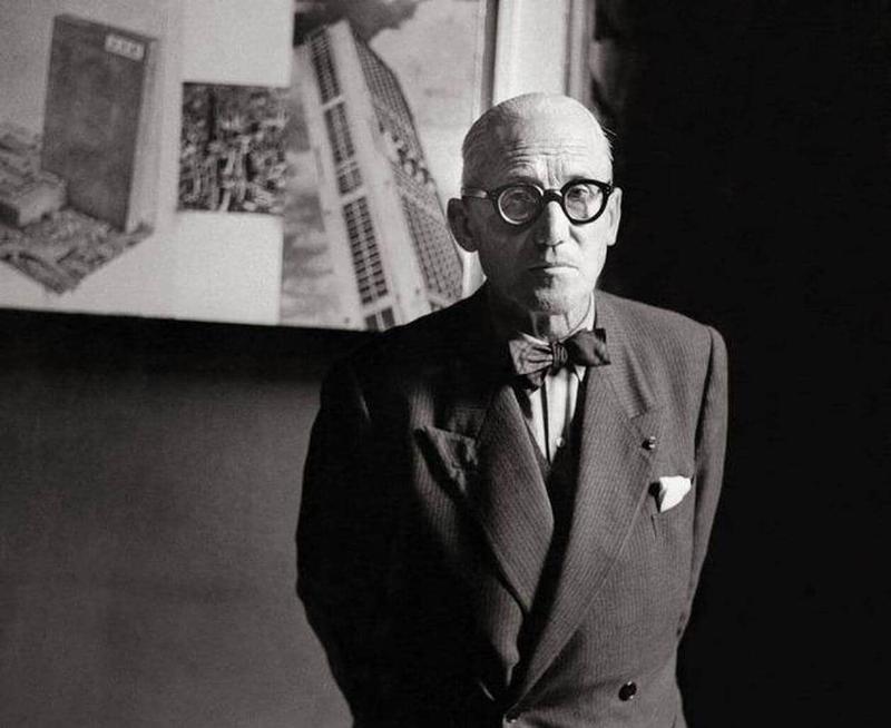 Architecture en béton brut de l'hôtel Le Corbusier Marseille, détail des pilotis et façade libre